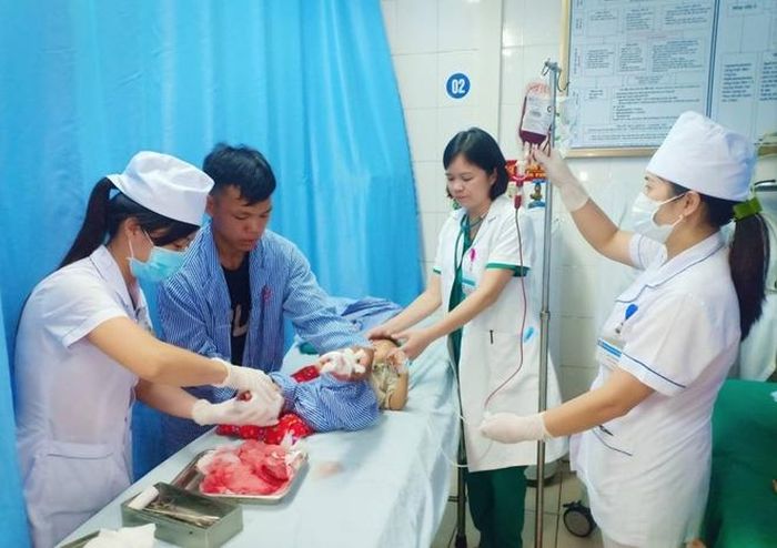 Bác sĩ cấp cứu, xử trí vết thương 2 bàn chân cho bé D