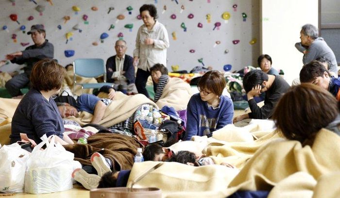 Người dân được sơ tán vào các khu tạm trú an toàn ở Murakami, Niigata (Ảnh: AP) 
