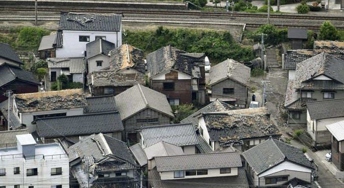 Nhiều ngôi nhà ở Tsuruoka, tỉnh Yamagata bị hư hại sau động đất (Ảnh: AP)