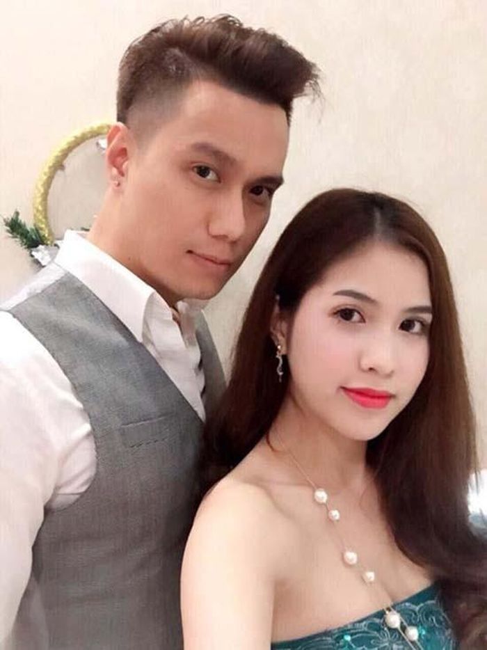 Ngày 18/6, Trần Hương chia sẻ đã hoàn tất thủ tục ly hôn với diễn viên Việt Anh và chính thức gia nhập hội những bà mẹ đơn thân. Việt Anh vẫn im lặng chưa có câu trả lời chính thức về thông tin này dù anh đăng dòng chia sẻ ngầm thông báo đã trở thành người độc thân trên mạng xã hội.