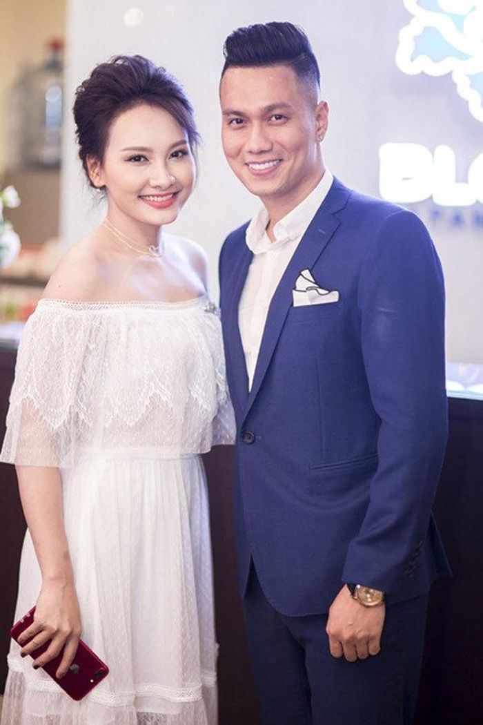 Đến giữa năm 2017, Việt Anh lại vướng vào tin đồn tình cảm với diễn viên Bảo Thanh khi đóng chung bộ phim "Sống chung với mẹ chồng". Trần Hương tố Bảo Thanh đã "thả thính" chồng cô qua tin nhắn.