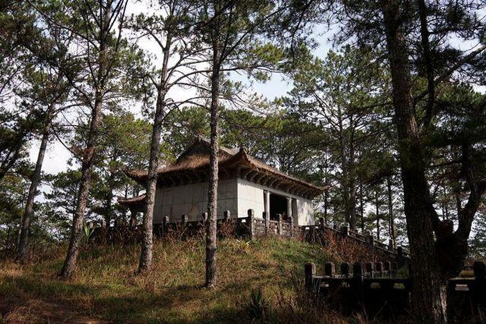  Khu lăng mộ của ông được xây dựng trong 4 năm với vật liệu chính bằng đá. 