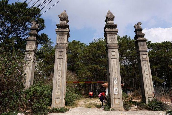 Cổng vào lăng đặt dưới chân đồi, nằm ngay ngã ba Hoàng Văn Thụ - Vạn Thành theo hướng đi thác Cam Ly. Cổng gồm bốn trụ thẳng đứng, trên đỉnh trang trí hình hoa sen và chó ngao. 