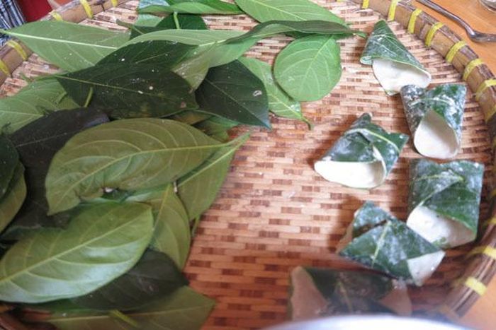 Những chiếc bánh được cuốn lại rồi mang đi hấp. Ảnh: P.T.