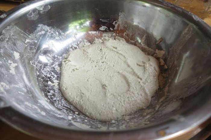 Bột phải sền sệt và có màu xanh của lá mơ. Ảnh: P.T.