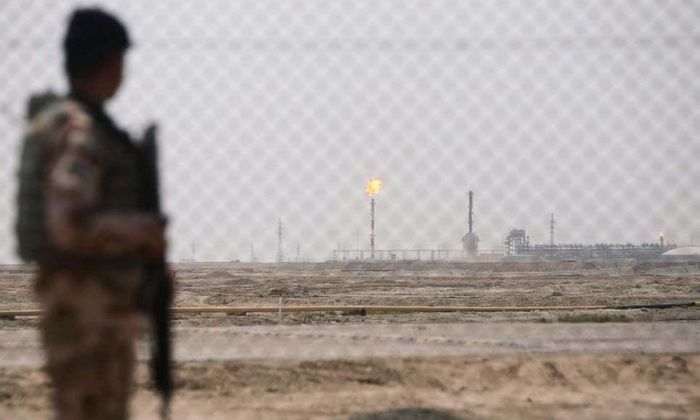 Lính canh gác một mỏ dầu tại Basra, Iraq.