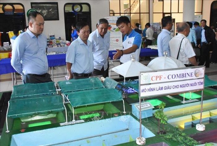 Các đại biểu tham quan các gian hàng phụ trợ phát triển ngành tôm.