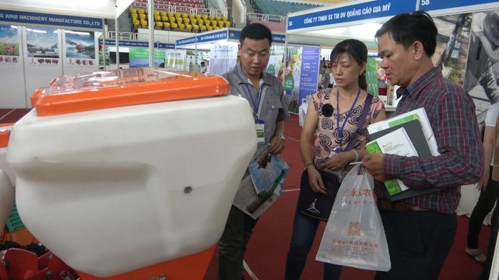 Các doanh nghiệp đến từ Trung Quốc giới thiệu các sản phẩm máy móc thiết bị phục vụ cho ngành nông nghiệp