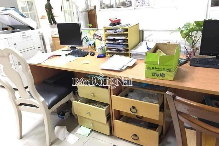 Tủ và bàn làm việc của các nhân viên cũng bị kẻ gian lục tung; đồ đạc, giấy tờ bị đảo lộn.
