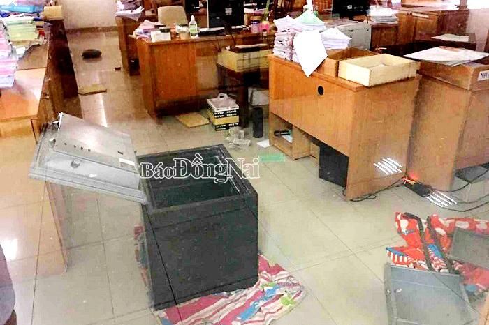 Két sắt bị kẻ gian đưa ra giữa phòng cạy phá lấy trộm tài sản bên trong. (Ảnh: CTV)