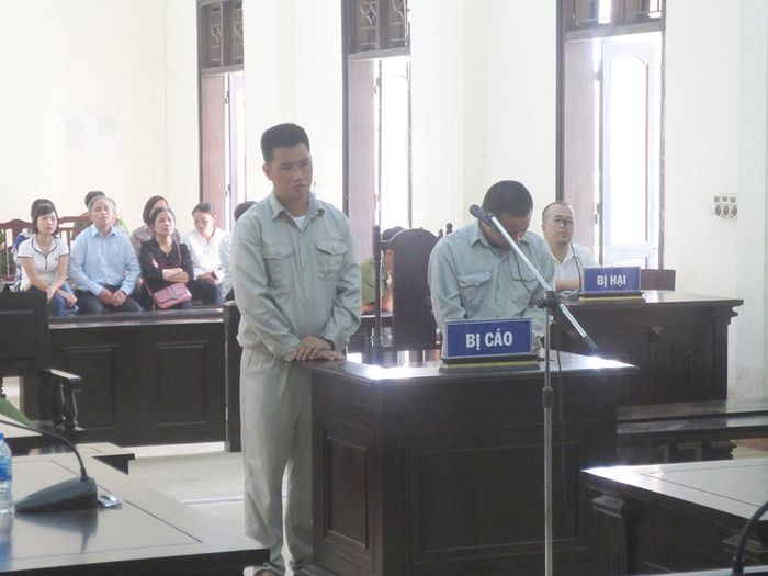 Bị cáo Phan Văn Dũng và Lưu Xuân Toàn khai báo tại tòa.