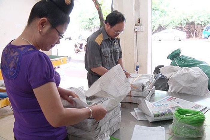 Bưu tá của Trung tâm Khai thác vận chuyển Bưu điện tỉnh sắp xếp, phân loại thư báo, bưu phẩm.