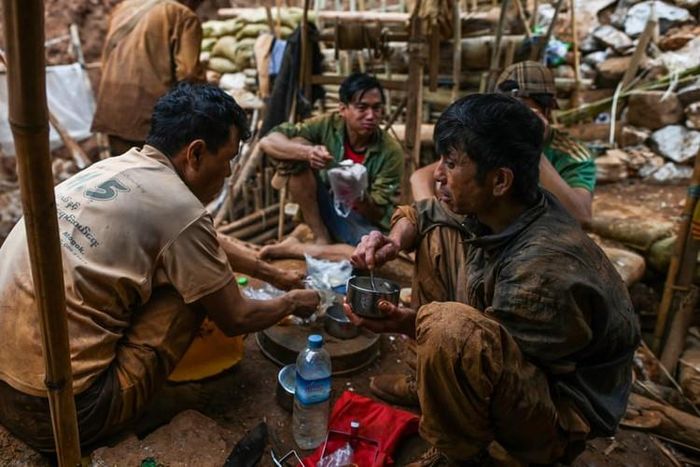  Những bữa cơm nhọc nhằn với hy vọng đổi đời 