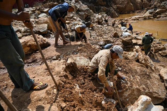  Dù có máy khoan, thuốc nổ... tuy nhiên vẫn có những công đoạn phải thực hiện hết sức thô sơ, thủ công 