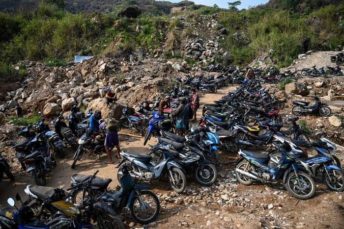  Xe máy là phương tiện di chuyển chủ yếu của những người thợ mỏ 