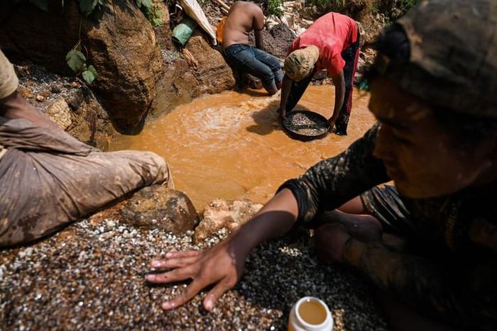  Sau khi thu thập đất đá, thợ mỏ dùng nước để tách bùn đất khỏi các loại đá quý 