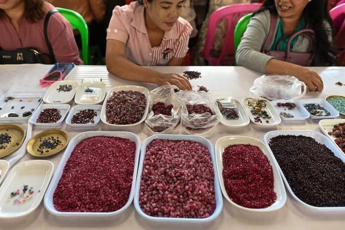  Đá được bày bán tại chợ đa dạng về chủng loại, kích thước, màu sắc và chất lượng 