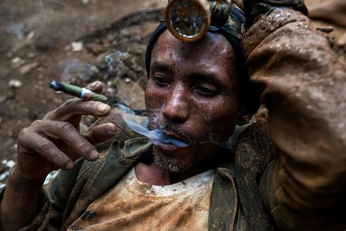  Khoảnh khắc nghỉ ngơi hiếm hoi của một thợ mỏ 