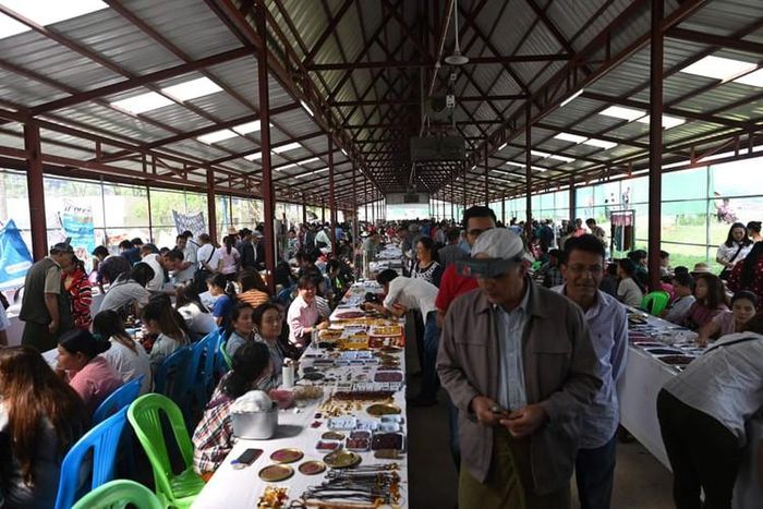  Chợ Mogok là địa điểm tập trung mua bán, trao đổi đá quý được khai thác tại thung lũng. Chợ bắt đầu từ buổi sáng, nhộn nhịp nhất vào lúc 10h và kết thúc vào lúc 3h chiều 
