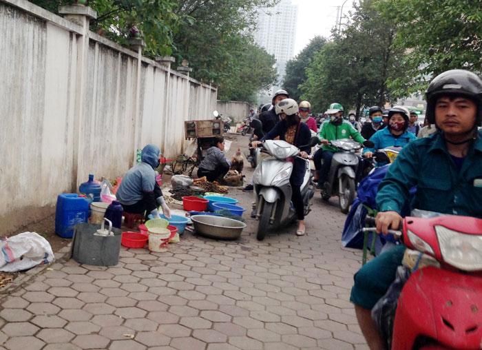 ''Chợ cóc'' họp ven đường Tố Hữu. Ảnh: Phương Nguyên