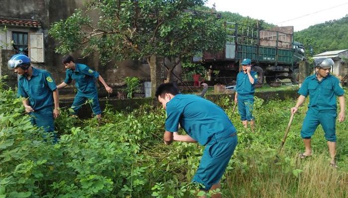 Dân quân Hòa Bắc ra quân dọn vệ sinh môi trường.