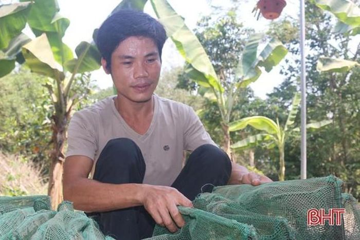 Anh Linh - bố bé Khánh Huyền mong muốn có tiền để chữa bệnh bại liệt cho con nhưng gia cảnh rất khó khăn... (Ảnh: Báo Hà Tĩnh) 