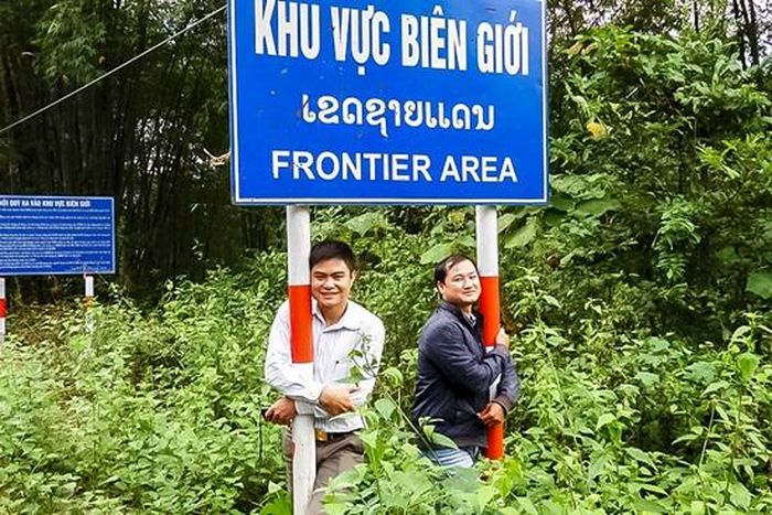 Ảnh kỷ niệm một chuyến đi lên miền núi của tác giả với PV Thanh Phương