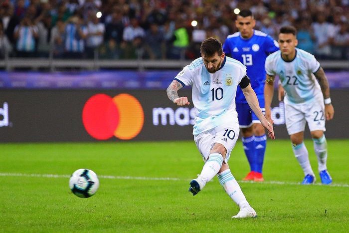 Được giải cứu, nhưng Argentina vẫn không xứng đáng đi tiếp