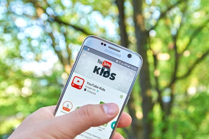 Gần đây YouTube lại tiếp tục bị chỉ trích khi hệ thống đề xuất tự động của nền tảng này tập hợp các video trẻ em và giới thiệu chúng cho những người có xu hướng ấu dâm