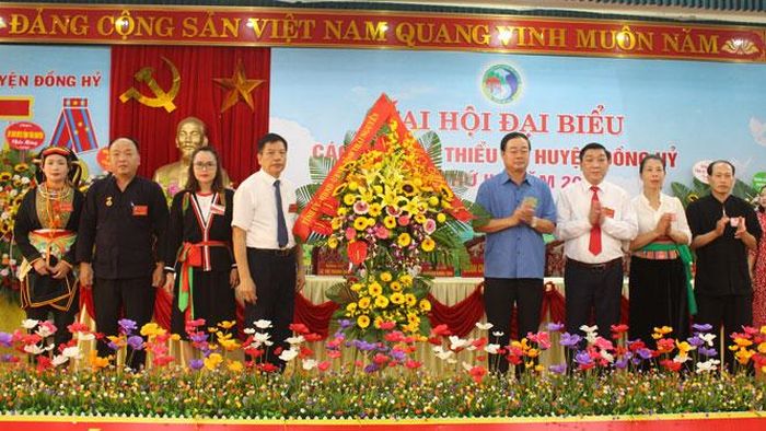 Đồng chí Nhữ Văn Tâm tặng hoa chúc mừng Đại hội.