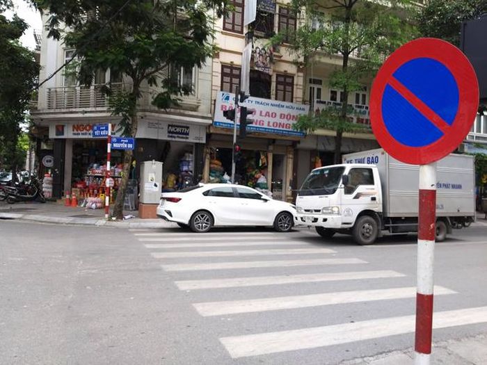 Một chiếc xe tải suýt va quệt với chiếc xe đỗ sai luật.