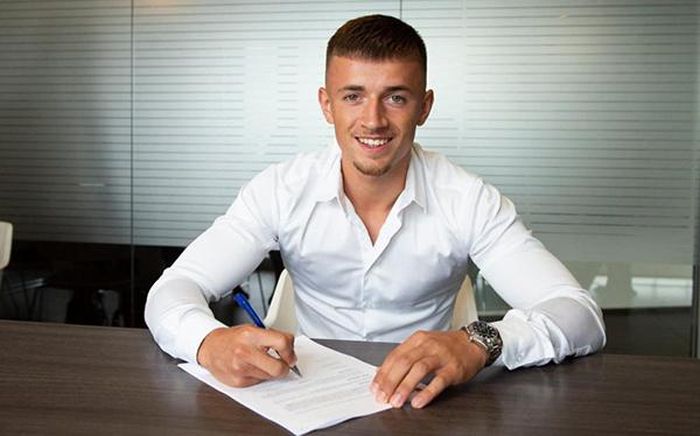 Mike Van Bejinen là con trai người đại diện của Frenkie de Jong