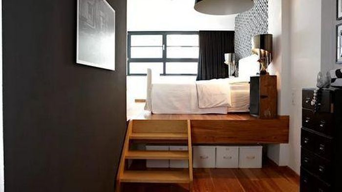 Nâng cao giường Nâng cao giường là giải pháp hay để bạn thực sự có thể tận dụng tối đa không gian bên dưới việc nâng giường ngủ lên vừa tiện cho bạn khi dọn dẹp. Bố trí các tủ nhỏ di động hoặc các thùng container nhỏ, vậy là bạn đã có thể được sử dụng để lưu trữ tất cả các loại đồ dùng!