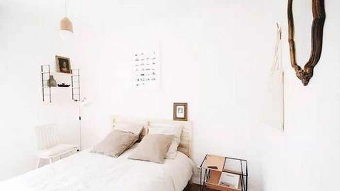 Tất cả màu trắng Sử dụng tông trắng toàn bộ là giải pháp rất đơn giản và mang lại cảm giác bình yên cho một phòng ngủ nhỏ. Hơn nữa căn phòng được trang trí bằng sắc trắng cũng mang vẻ thanh lịch, nữ tính. Tạo một thiên đường màu trắng tươi sáng và có cảm giác rộng rãi. Đừng quên việc bổ sung ánh sáng tự nhiên càng nhiều càng tốt bằng cách mở màn cửa hoặc áp dụng các giải pháp thông thoáng cho nhà ở.