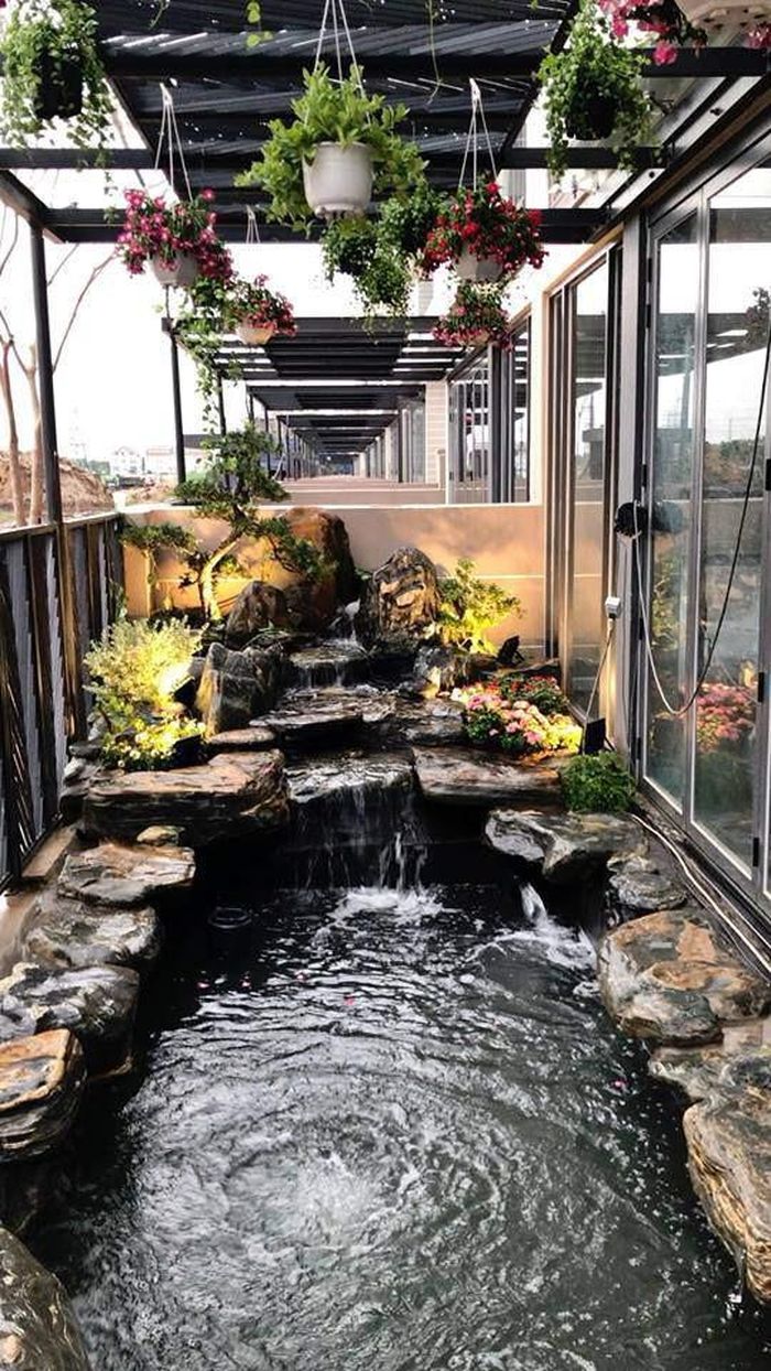 Cao Thái Sơn còn lắp thêm đèn quanh hồ, buổi tối trông vô cùng lung linh huyền ảo.