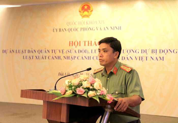 Đại diện Phòng Quản lý xuất nhập cảnh, Công an tỉnh Đắk Nông phát biểu tham luận tại tọa đàm. Ảnh: Kim Nhượng