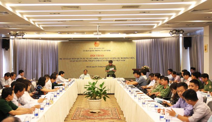 Thiếu tướng Trần Ngọc Khánh, Phó Chủ nhiệm Ủy ban Quốc phòng và An ninh của Quốc hội phát biểu kết luận tọa đàm. Ảnh: Kim Nhượng