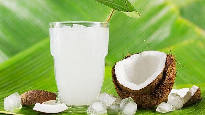 Nước dừa có thể khiến người mắc bệnh thận, người bị phù ứ nước trong cơ thể trở nên trầm trọng hơn các triệu chứng nên cần phải có sự tư vấn của chuyên gia, bác sĩ trong từng trường hợp cụ thể, tránh những hiệu quả không mong muốn. Ảnh minh họa: Internet