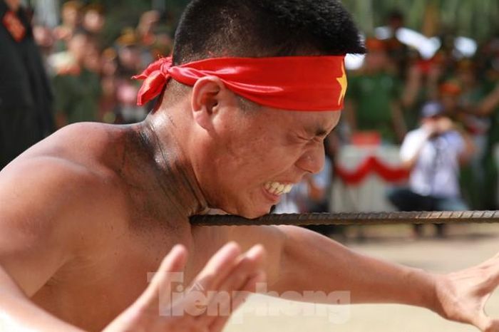 Tại hội thi, người xem không khỏi thán phục những màn biểu diễn võ thuật đặc sắc của cán bộ, chiến sĩ công an.