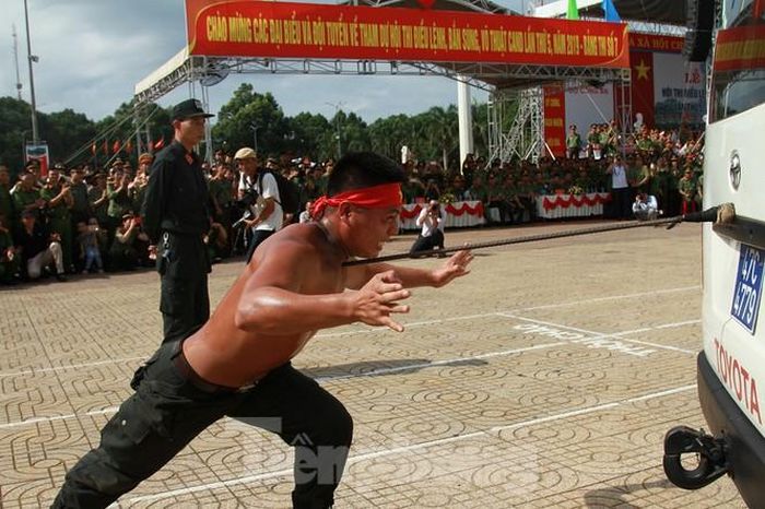 Màn trình diễn nội công: Đẩy ô tô bằng thanh sắt kê vào yết hầu