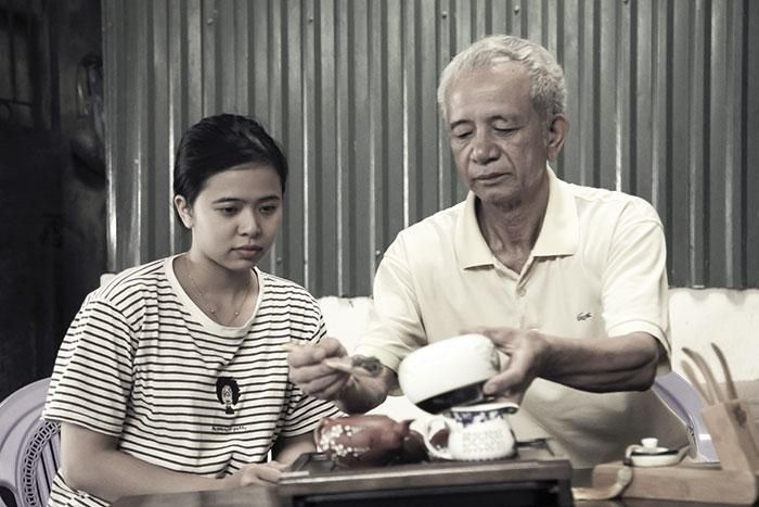 Ông Nguyễn Trọng Nghiêu và con gái Nguyễn Mỹ Linh bên bàn trà.
