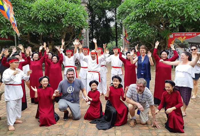 Du khách trong và ngoài nước đến tham quan Đình cổ Hùng Lô được trải nghiệm tham gia biểu diễn những làn điệu Xoan cổ.