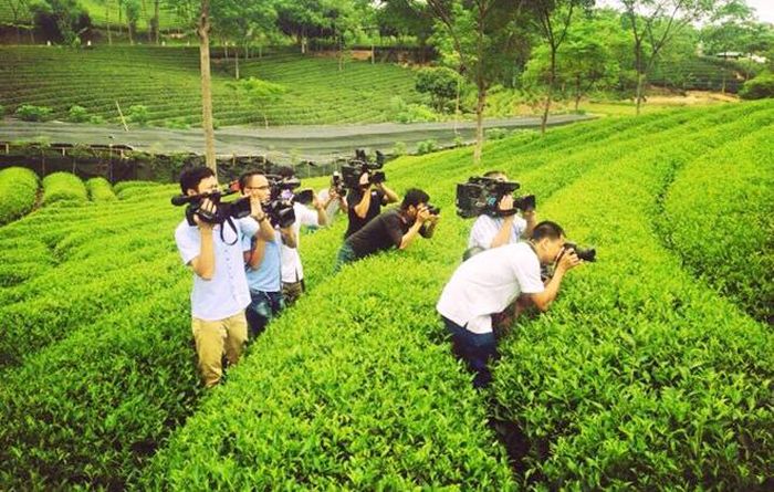 Các phóng viên báo chí tác nghiệp.