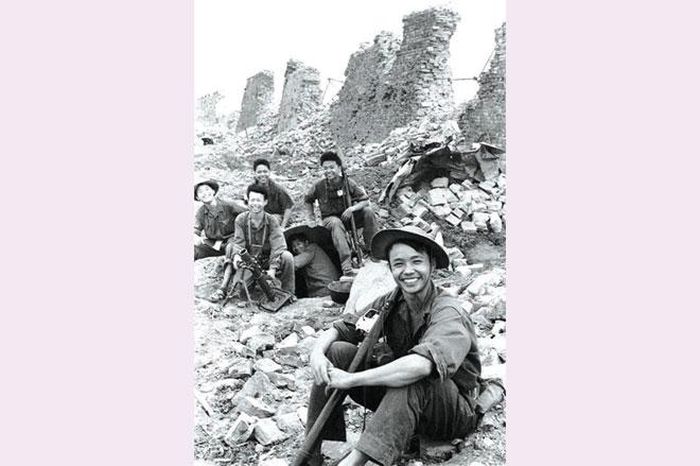  “Nụ cười chiến thắng đạn bom” của những người lính trẻ trong cuộc chiến đấu 81 ngày đêm ở mặt trận Thành cổ Quảng Trị, năm 1972 (Ảnh: Ðoàn Công Tính) 