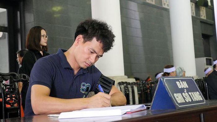 NSƯT Xuân Bắc ghi sổ tang.