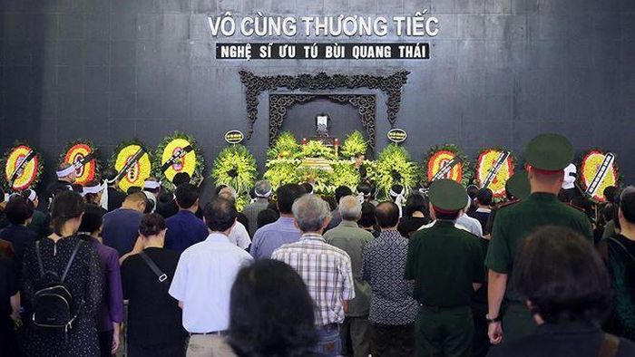Lễ tang nghệ sĩ Bùi Quang Thái diễn ra ở Nhà tang lễ Bộ Quốc phòng chiều 21/6. Ông qua đời lúc 21h30 ngày 17/6 ở vì bị tai biến, thọ 83 tuổi.