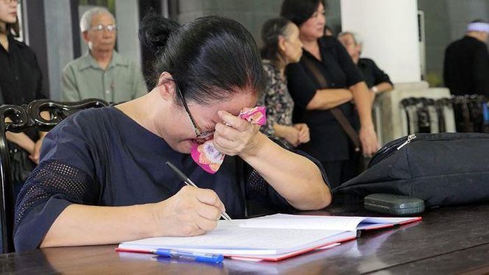 Tang lễ diễn ra trong không khí trang nghiêm, cảm xúc khi các đồng nghiệp ôn kỷ niệm làm nghề với cố nghệ sĩ.