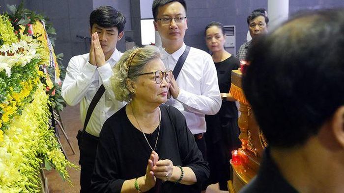 NSND Lê Mai đến thắp hương, nhìn mặt đồng nghiệp lần cuối.