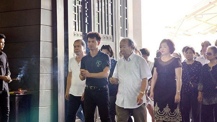 NSƯT Xuân Bắc - Quyền Giám đốc Nhà hát Kịch Việt Nam đã dẫn đầu đoàn nghệ sĩ của nhà hát vào viếng NSƯT Quang Thái.