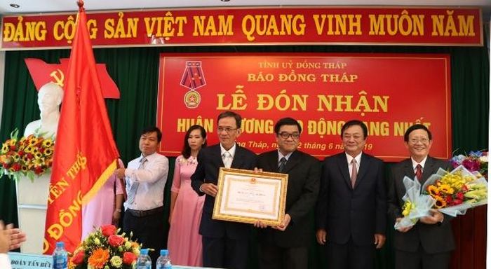 Tập thể Ban Biên tập Báo Đồng Tháp đón nhận Huân chương Lao động hạng Nhất